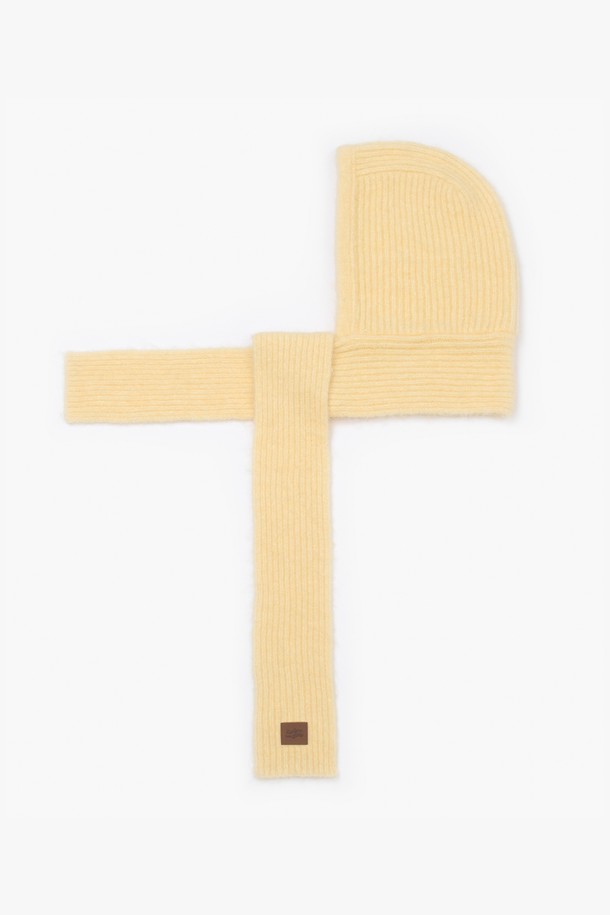 "모치 발라클라바 레몬"은 부드러운 촉감의 니트와 울 소재로 제작되어 가을, 겨울철 방한에 효과적인 여성용 발라클라바입니다. 깊은 모자 깊이와 두꺼운 두께로 보온성을 높였으며, 목도리 일체형 디자인으로 더욱 따뜻하게 착용할 수 있습니다. 레몬, 옐로우 컬러의 무지 디자인이 캐주얼, 미니멀, 클래식 스타일의 룩에 포인트를 더합니다. 니트 소재의 디자인 장식이 돋보이는 발라클라바는 일상에서 편안하게 스타일을 연출할 수 있습니다.
