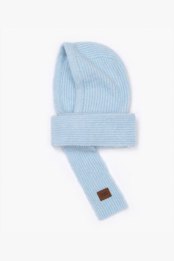 12월 18일 출고 예정인 MOCHI 발라클라바 스카이 블루입니다. 울, 재생 폴리에스터, 나일론, 아크릴, 스판덱스 혼방 소재로 제작되어 부드러운 촉감을 선사하며, 겨울철 보온성을 높여줍니다. 머리부터 목까지 포근하게 감싸는 깊은 모자 깊이와 긴 스트랩 디자인, 비대칭 스트랩 길이로 다양한 스타일 연출이 가능합니다. 캐주얼, 미니멀, 클래식 스타일 모두 소화 가능한 무지 디자인의 발라클라바입니다. 스카이 블루, 차콜 그레이, 핑크 베이지, 레몬 브라운 4가지 색상으로 제공됩니다.
