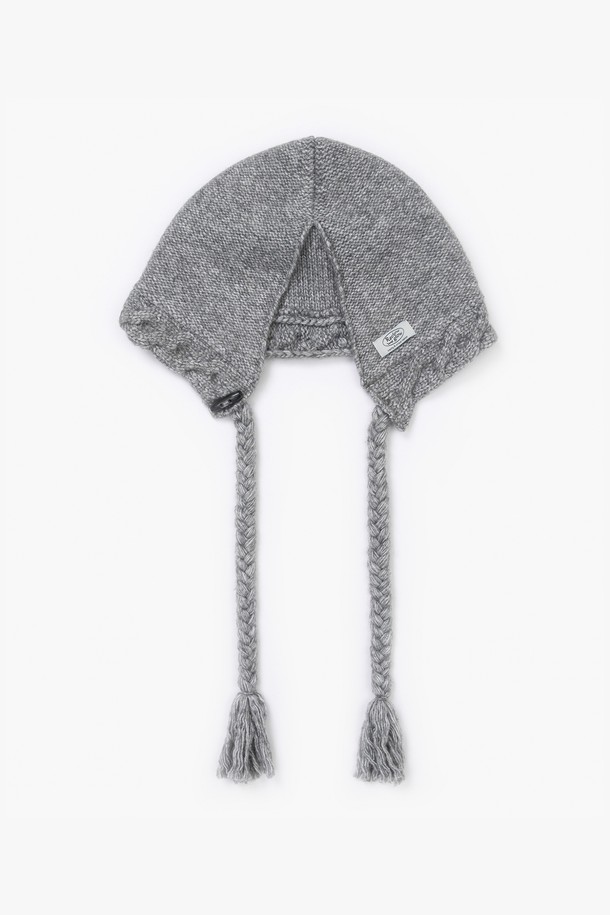 TWIST JELLY 발라클라바 그레이는 부드러운 니트 소재와 젤리 소재가 혼합되어 포근한 착용감을 선사하는 여성용 발라클라바입니다. 깊은 모자 깊이로 보온성을 높였으며, 트위스트 디테일이 디자인 포인트로 더해져 미니멀, 클래식, 캐주얼 스타일 모두 소화 가능합니다. 겨울철 일상에서 스타일리시하게 착용할 수 있으며, 무지 디자인의 그레이 컬러로 어떤 옷에도 잘 어울립니다.
