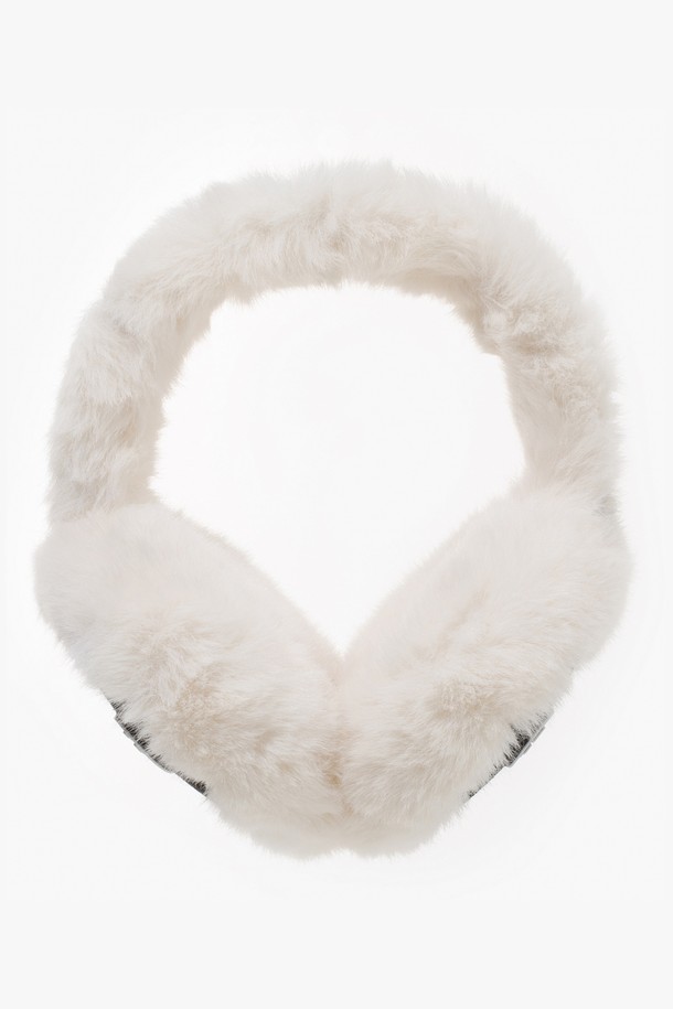 밍밍 이어머프 블랙은 겨울철 방한을 위한 여성용 이어머프입니다. 부드러운 퍼 소재로 제작되어 뛰어난 촉감을 자랑하며, 보온 기능을 제공합니다. 캐주얼, 미니멀, 클래식 스타일의 의상에 두루 잘 어울리며, 무지 디자인으로 어떤 스타일에도 매치하기 용이합니다. 블랙과 화이트 두 가지 색상으로 제공되어, 취향에 맞게 선택할 수 있습니다. 귀덮개 스타일로 귀 전체를 포근하게 감싸주어 추운 날씨에도 따뜻함을 유지해줍니다.
