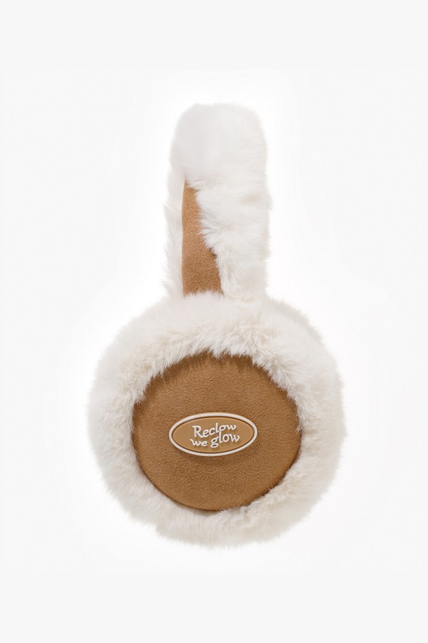 밍밍 이어머프 브라운은 부드러운 퍼 소재로 제작되어 겨울철 보온성을 높여주는 여성용 이어머프입니다. 톤 다운된 브라운 컬러의 무지 디자인으로, 캐주얼, 클래식, 미니멀 등 다양한 스타일 연출에 용이합니다. 두꺼운 두께감과 귀를 완전히 덮는 귀덮개 스타일로 뛰어난 방한 기능을 제공합니다. 일상생활에서 따뜻하고 포근한 착용감을 선사하며, 퍼 소재 특유의 고급스러운 디자인 장식이 특징입니다.
