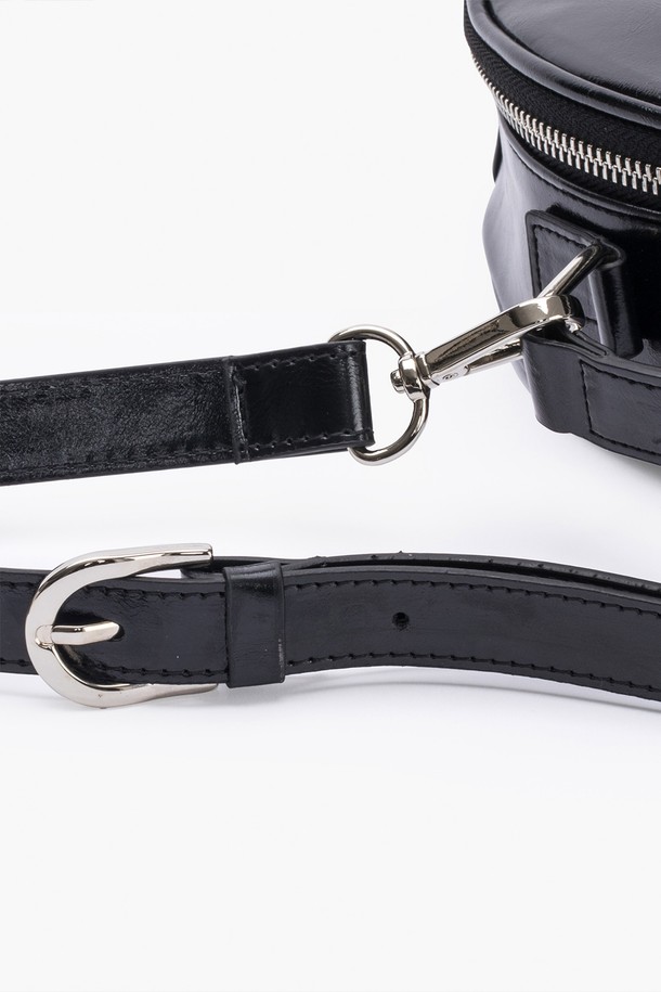 세련된 스타일을 완성하는 탬버린 투웨이 크로스백 BLACK입니다. 미니멀, 클래식, 시크 스타일을 추구하는 여성분들을 위한 미디엄 사이즈의 블랙 컬러 크로스백으로, 합성가죽 소재로 제작되어 부드러운 질감을 선사합니다. 원형 디자인에 무지 패턴으로 깔끔함을 더했으며, 탈부착 가능한 스트랩과 지퍼형 잠금 방식으로 실용성을 높였습니다. 숄더백 또는 크로스백으로 활용 가능한 투웨이 디자인으로, 일상생활에서 폭넓게 활용할 수 있습니다.
