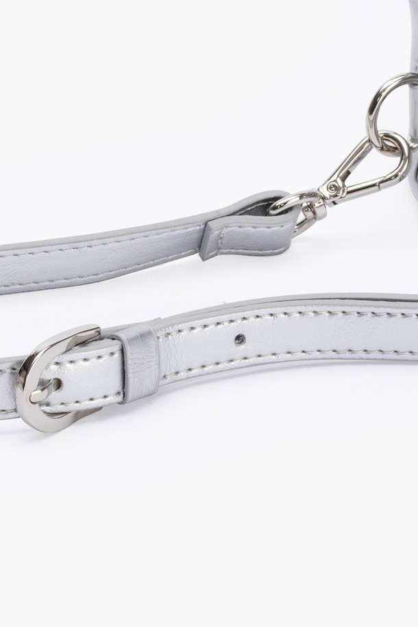 세련된 실버 컬러가 돋보이는 탬버린 투웨이 벨트백입니다. 합성가죽 소재로 제작되어 은은한 광택과 고급스러운 분위기를 자아냅니다. 미디엄 사이즈로 실용성을 높였으며, 무지 디자인에 버클 장식으로 포인트를 더했습니다. 지퍼형 잠금 방식으로 소지품을 안전하게 보관할 수 있으며, 크로스백으로도 활용 가능한 투웨이 스타일입니다. 미니멀, 시크, 캐주얼 룩에 모두 잘 어울려 일상에서 폭넓게 활용하기 좋습니다.
