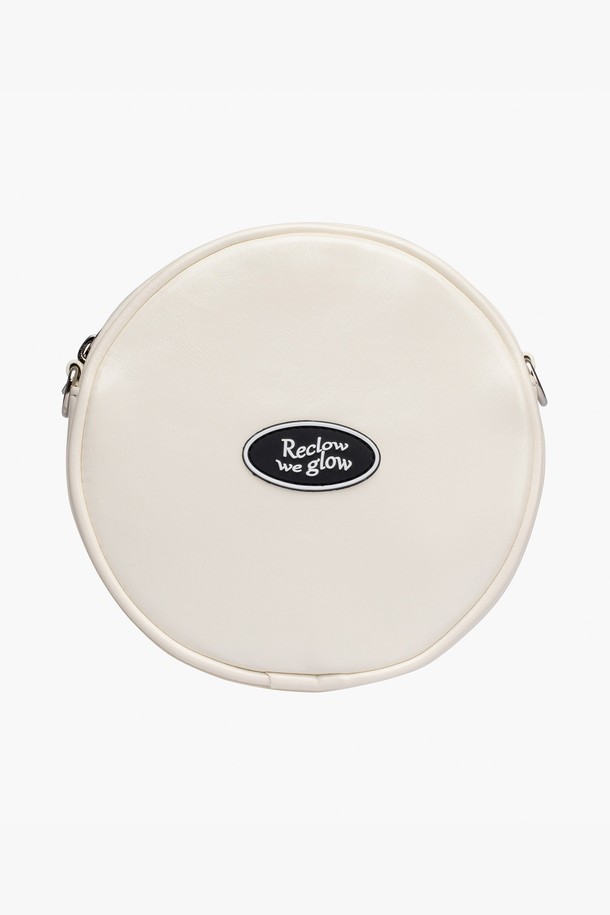 **탬버린 투웨이 벨트백 IVORY**는 여성 고객을 위한 미니멀하고 캐주얼한 스타일의 벨트백입니다. 아이보리 컬러의 합성가죽 소재로 제작되었으며, 미디엄 사이즈로 넉넉한 수납 공간을 제공합니다. 무지 디자인에 버클 디테일로 포인트를 주어 세련된 느낌을 더했습니다. 크로스백 또는 벨트백으로 활용 가능한 투웨이 디자인이며, 탈부착 가능한 스트랩으로 다양한 연출이 가능합니다. 지퍼형 잠금 방식으로 소지품을 안전하게 보관할 수 있으며, 일상생활에서 편리하게 사용할 수 있습니다.
