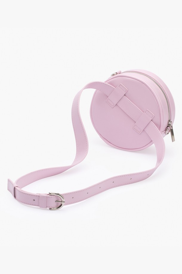 탬버린 투웨이 벨트백 PINK는 여성스러운 핑크 컬러의 미니 사이즈 벨트백입니다. 부드러운 합성가죽 소재로 제작되었으며, 원형 디자인에 지퍼형 잠금 방식으로 내용물을 안전하게 보관할 수 있습니다. 숄더백과 크로스백으로 활용 가능한 투웨이 스타일로, 데이트룩과 모임룩에 포인트를 더해줍니다. 미니멀, 걸리시, 캐주얼 스타일을 즐겨 입는 분들께 추천하며, 일상에서 편안하게 착용하기 좋습니다.
