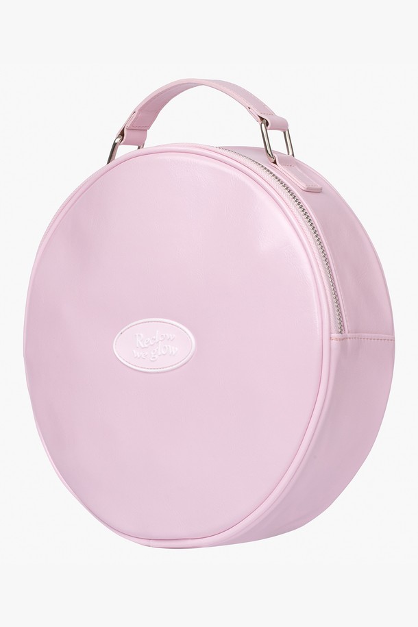 "탬버린 투웨이 크로스백 PINK"는 여성스러운 매력을 더해줄 핑크 컬러의 미디엄 사이즈 크로스백입니다. 부드러운 합성가죽 소재로 제작되어 편안한 착용감을 선사하며, 무지 디자인에 반원 형태의 세련된 디자인이 돋보입니다. 숄더백으로도 활용 가능한 투웨이(Two-way) 스타일로, 데이트룩이나 모임룩에 걸맞은 걸리시, 미니멀, 클래식한 스타일을 연출할 수 있습니다. 지퍼형 잠금 방식으로 소지품을 안전하게 보관할 수 있습니다. 
