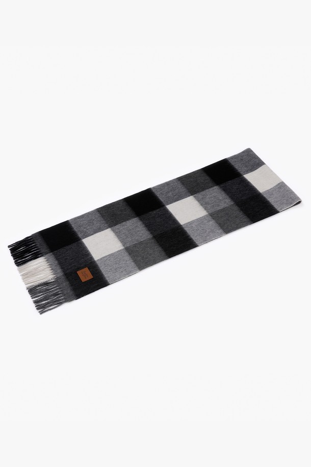 울 100% 소재로 제작되어 부드러운 촉감이 돋보이는 머플러입니다. 가을, 겨울 시즌에 어울리는 두꺼운 두께감으로 따뜻하게 착용할 수 있습니다. 블랙, 그레이, 화이트 등 11가지 다채로운 컬러로 출시되어, 출근룩, 모임룩 등 다양한 TPO에 맞춰 활용하기 좋습니다. 클래식, 미니멀, 캐주얼 스타일 모두 소화 가능한 디자인이며, 은은한 체크 패턴과 프린지 디테일이 특징입니다. 어떤 룩에도 포인트를 더해줄 머플러를 만나보세요.
