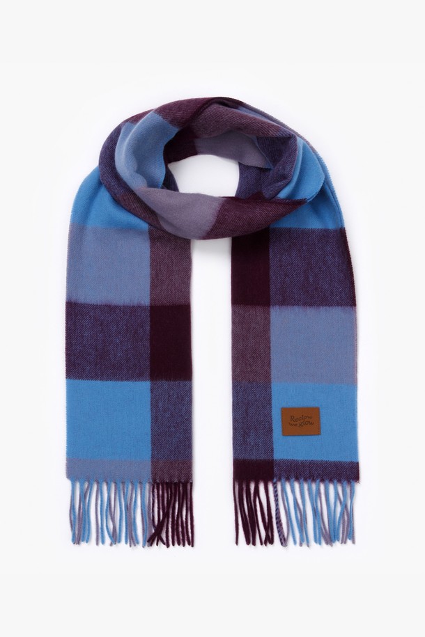 울 100% 머플러는 부드러운 촉감과 뛰어난 보온성을 자랑하는 겨울철 필수 아이템입니다. 11가지 다양한 컬러[블루베리, 라즈베리, 코튼캔디, 밀크쿠키 등]와 체크 패턴으로 세련된 클래식 스타일을 연출할 수 있습니다. 가볍고 데일리 한 착용감으로 출근룩, 모임룩 등 다양한 TPO에 활용 가능하며, 미니멀, 캐주얼 룩에도 잘 어울립니다. 가죽 로고와 술 디테일이 디자인의 완성도를 높여줍니다. 100% 울 소재로 제작되어 오랫동안 변함없이 사용할 수 있습니다.
