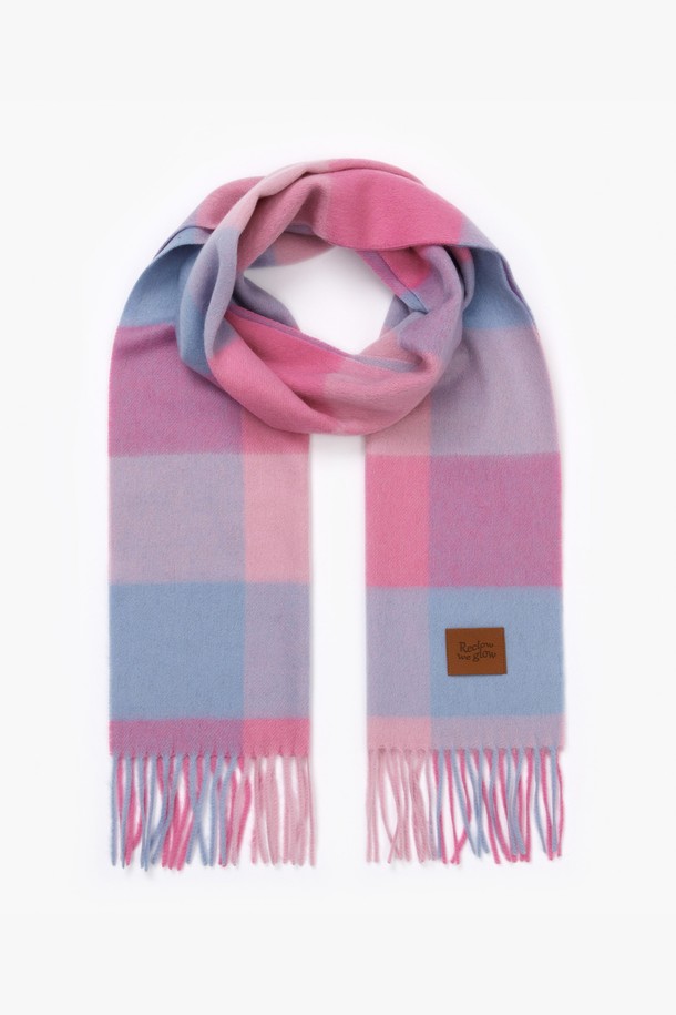 울 100% 머플러는 부드러운 촉감과 두꺼운 두께로 따뜻함을 선사하며, 가을과 겨울에 활용하기 좋습니다. 체크 패턴과 프린지 디자인이 클래식, 캐주얼, 미니멀 스타일을 모두 아우르며 데이트룩에 포인트를 더합니다. 핑크, 블루, 퍼플 등 11가지 다채로운 컬러로 출시되어 취향에 맞는 선택이 가능합니다. 울 100% 소재로 제작되어 보온성과 고급스러움을 동시에 느낄 수 있습니다. 어떤 스타일에도 매치하기 용이하여 겨울철 필수 아이템으로 추천합니다.
