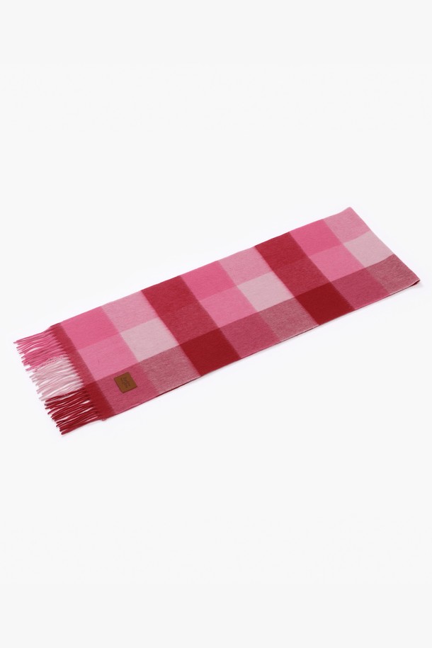 올 울 100% 머플러는 11가지 다채로운 컬러로 출시되어, 당신의 겨울 스타일링에 포인트를 더해줄 것입니다. 부드러운 촉감의 울 소재로 제작되어 뛰어난 보온성을 제공하며, 캐주얼, 클래식, 미니멀 등 다양한 스타일을 소화합니다. 특히, 핑크 컬러의 체크 패턴은 산책룩에 화사함을 더해줍니다. 두꺼운 두께감과 프린지 디자인으로 포근함과 트렌디함을 동시에 잡았습니다.
