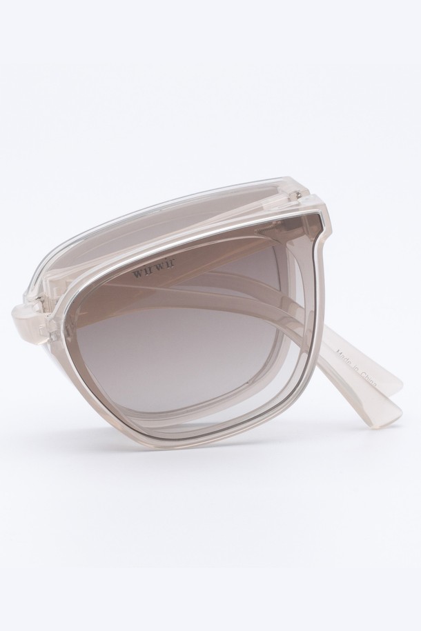 WIRWIR 선글라스 5 COLOR는 미니멀하고 모던한 스타일을 추구하는 분들을 위한 선글라스입니다. 플라스틱 소재의 화이트 컬러 프레임과 오버사이즈 디자인으로 시원하고 세련된 느낌을 선사합니다. 봄, 여름 시즌에 어울리는 휴가룩, 여행룩에 매치하여 시크하면서도 세련된 스타일을 연출할 수 있습니다. 자외선 차단 기능과 그라데이션 렌즈로 눈부심을 방지하여 편안한 착용감을 제공합니다. 무지 패턴으로 어떤 스타일에도 쉽게 코디할 수 있어 실용적입니다.
