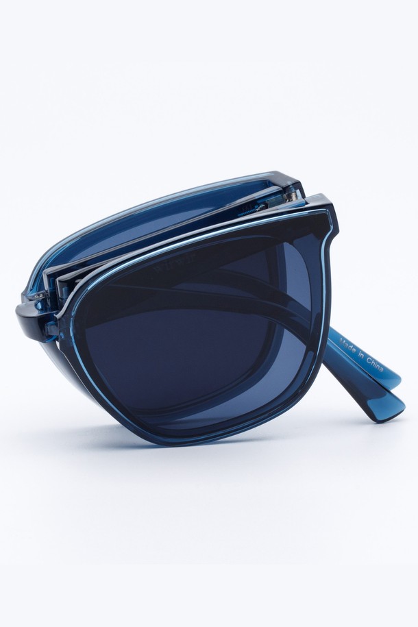 WIRWIR 선글라스 5 COLOR는 모던하고 미니멀한 스타일의 선글라스입니다. 플라스틱 소재로 제작되었으며, 봄, 여름 계절에 착용하기 좋은 아이템입니다. 스퀘어 프레임에 네이비 렌즈, 블루, 네이비 컬러로 구성되어 있으며, 자외선 차단 기능을 제공합니다. 여행이나 휴가와 같은 TPO에서 캐주얼, 클래식 스타일로 연출하기 좋습니다. 접이식 디자인으로 휴대성을 높였습니다.
