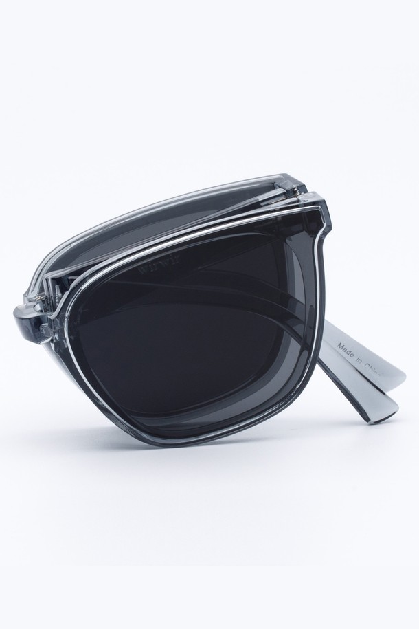 WIRWIR 선글라스 5 COLOR는 모던하고 미니멀한 스타일을 추구하는 분들을 위한 선글라스입니다. 블랙 컬러의 무지 디자인으로, 플라스틱과 금속 소재를 사용하여 제작되었습니다. 봄, 여름철 여행룩 또는 휴가룩에 매치하기 좋으며, 자외선 차단 기능을 갖춰 일상생활에서도 유용하게 활용할 수 있습니다. 접이식 디자인으로 휴대성을 높여 언제 어디서든 간편하게 사용할 수 있습니다. 클래식하고 캐주얼한 스타일에도 잘 어울리는 선글라스입니다.
