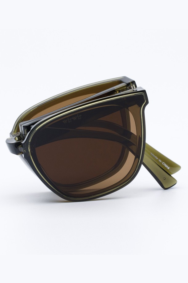 WIRWIR 선글라스 5 COLOR는 모던하고 미니멀한 스타일의 선글라스입니다. 브라운, 블랙, 올리브 3가지 색상으로 출시되었으며, 플라스틱 소재로 제작되어 가볍고 편안한 착용감을 제공합니다. 자외선 차단 기능으로 눈을 보호하며, 렌즈는 브라운 컬러입니다. 여행룩이나 휴가룩에 매치하여 스타일리시한 연출이 가능하며, 클래식, 캐주얼 스타일에도 잘 어울립니다.
