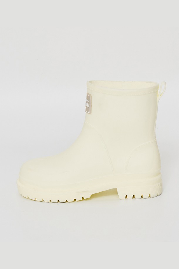 레인부츠 RE-RAIN BOOTS 4 COLOR는 여성용 레인부츠로, 4가지 다채로운 색상(블랙, 아이보리, 핑크, 퍼플)으로 출시되었습니다. 3cm 로우힐 굽으로 편안한 착용감을 제공하며, 무지 디자인에 숏 탑라인으로 어떤 룩에도 잘 어울립니다. 일상생활과 우천 시 모두 활용 가능하며, 방수 기능과 손쉬운 세척이 가능하여 실용적입니다. 동네 마실룩, 여행룩에 매치하여 캐주얼, 미니멀, 클래식 스타일을 연출할 수 있으며, 로고 패치 장식과 먼지주머니, 패키지 박스 포함으로 소장 가치를 높였습니다.
