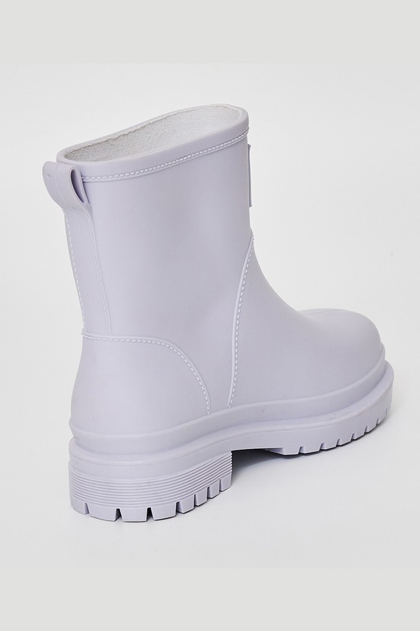 레인부츠 RE-RAIN BOOTS 4 COLOR는 여성용 레인부츠입니다. 4가지 색상(블랙, 아이보리, 핑크, 퍼플)으로 출시되어 다양한 코디에 활용하기 좋습니다. 굽 높이는 3cm의 로우힐 디자인으로 편안한 착용감을 제공하며, 라운드 앞코 디자인으로 귀여운 느낌을 더했습니다. 고무와 합성고무 소재로 제작되어 방수 및 생활 방수가 가능하며, 일상생활과 우천 시 모두 유용하게 착용할 수 있습니다. 특히, 동네 마실룩, 미니멀, 캐주얼, 클래식 스타일을 즐겨 입는 분들께 추천합니다.
