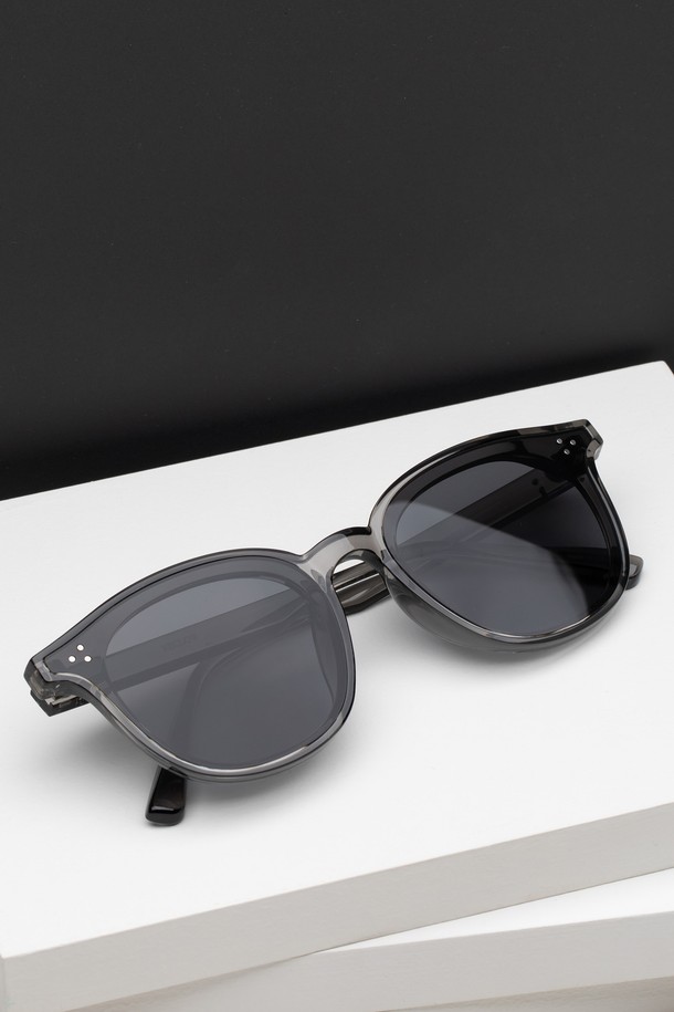 LaHee(라희) 선글라스 3 COLOR는 스타일리시함과 자외선 차단을 동시에 잡은 선글라스입니다. 공용으로 착용 가능하며, Gray, Gray Green, Beige 세 가지 세련된 컬러로 출시되었습니다. 폴리카보네이트 소재로 제작되어 튼튼하며, 오버사이즈 디자인으로 얼굴이 작아 보이는 효과를 선사합니다. UV400 렌즈로 자외선을 완벽하게 차단하며, 여행룩, 휴가룩, 여름 바캉스룩 등 다양한 TPO에 활용할 수 있습니다. 캐주얼, 미니멀, 리조트 스타일을 즐겨 입는 분들께 추천하며, 프레임 수동 조절로 편안한 착용감을 제공합니다.
