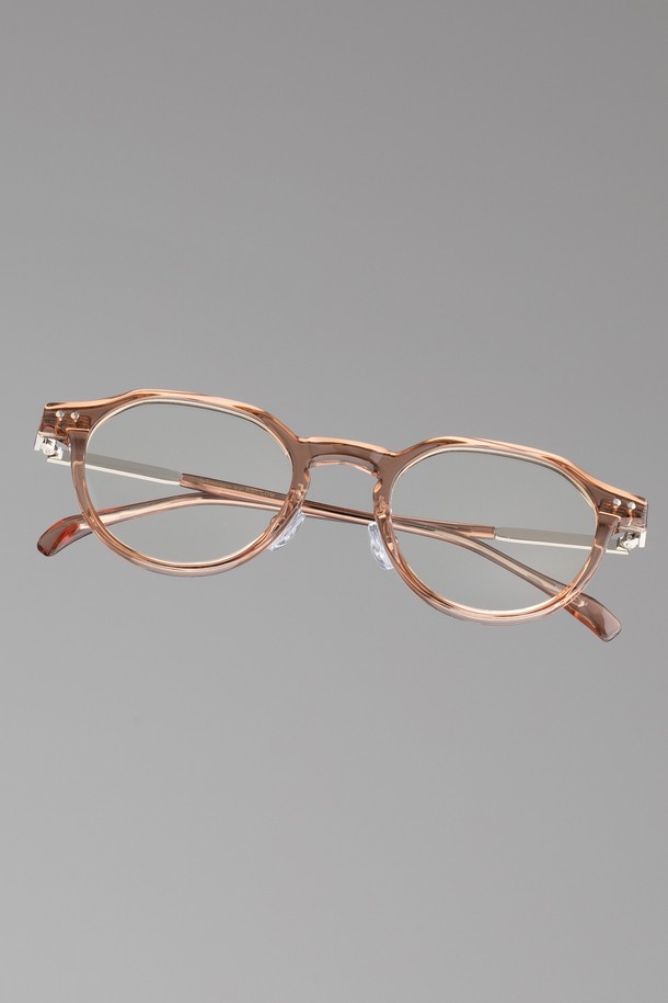 FB34F 글래스 4 컬러 안경테는 공용으로 착용 가능한 안경테입니다. 블랙 골드, 브라운 크리스탈 두 가지 색상으로 출시되었으며, 폴리카보네이트 소재로 제작되어 튼튼합니다. 렌즈 교체 및 프레임 조절이 가능하여 사용자의 편의성을 높였으며, 논프리스크립션 렌즈를 기본으로 제공합니다. 안경 케이스와 클리닝 천이 함께 제공되며, 클래식하고 미니멀한 스타일을 연출하여 프리미엄하면서도 소피스티케이티드한 분위기를 줍니다.
