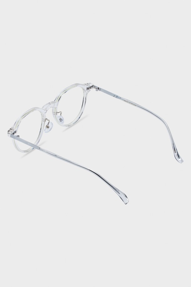 FB34F 글래스 4 컬러 안경테는 블랙 골드, 브라운 크리스탈 2가지 색상으로 출시되었습니다. 폴리카보네이트 소재로 제작되어 16.9g의 가벼운 무게감을 자랑하며, 일상생활에서 편안하게 착용할 수 있습니다. 렌즈 교체가 가능하며, 케이스와 렌즈 클리닝 천이 함께 제공됩니다. 프레임 조절이 가능하여 얼굴형에 맞춰 착용감을 높였으며, 클래식, 미니멀, 시크한 스타일을 연출하기 좋습니다. 프리미엄 하면서 소피스티케이티드한 무드를 더해주는 안경테입니다.
