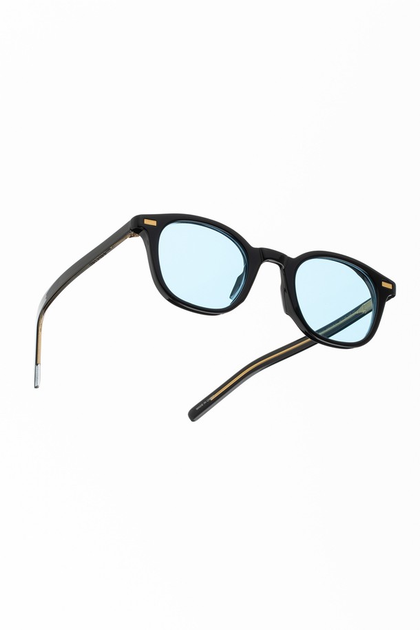 미니멀한 디자인의 B019 블랙 선글라스는 블랙, 블루, 그린 3가지 색상으로 제공되며, 남녀 모두에게 잘 어울립니다. TR Metal 소재의 라운드 프레임은 UV400 렌즈를 사용하여 99.99% 자외선을 차단하며, 일상생활에서 눈을 보호해 줍니다. 케이스와 렌즈 클리닝 천이 함께 제공됩니다.
