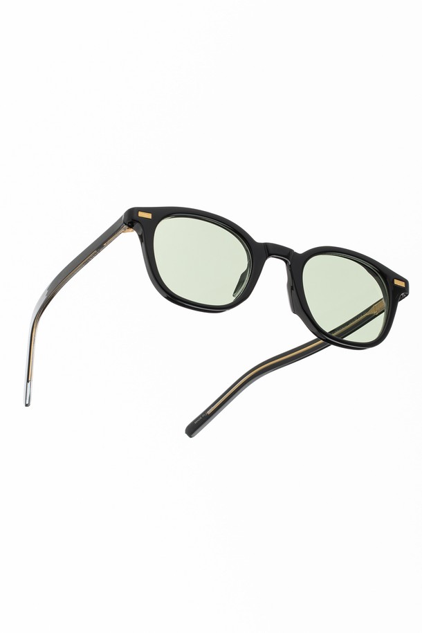 B019 블랙 선글라스는 블랙, 그린, 블루 3가지 색상으로 출시되었으며, UV400 기능의 렌즈가 장착되어 자외선으로부터 눈을 보호합니다. TR과 메탈 소재를 사용하여 제작되었으며, 미니멀한 라운드 디자인과 조절 가능한 프레임으로 편안한 착용감을 제공하는 공용 선글라스입니다. 케이스와 렌즈 클리닝 천이 함께 제공됩니다.
