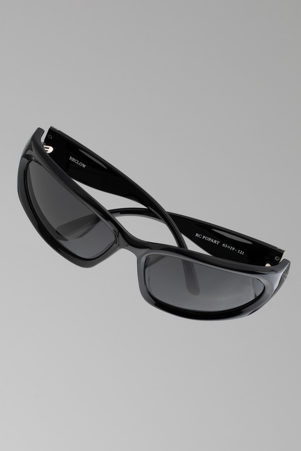 POPART 선글라스 6 컬러는 일상, 여행, 피싱, 사진 촬영에 적합한 스포티 스타일의 선글라스입니다. 블랙 블루, 그린 옐로우, 핑크 크리스탈 3가지 색상으로 출시되었으며, 폴리카보네이트 소재로 제작되었습니다. 자외선(UV)을 차단하여 눈을 보호하며, 충격 방지 디자인과 수동으로 조절 가능한 프레임으로 편의성을 높였습니다. 고글 스타일이며 비처방 렌즈가 사용되었으며, 선글라스 케이스와 렌즈 클리닝 천이 함께 제공됩니다. 여행룩과 휴가룩에 포인트를 더해줄 아이템입니다.
