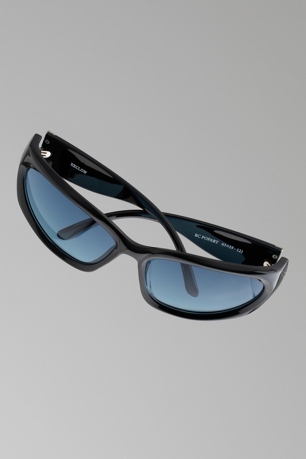 팝아트 선글라스 6 컬러(POPART SUNGLASS 6 COLOR)는 패션, 여행, 낚시, 사진 촬영 등 다양한 용도로 활용 가능한 선글라스입니다. 블랙 블루, 그린 옐로우, 핑크 크리스탈 등 세련된 6가지 컬러로 출시되었으며, 고글형 디자인이 특징입니다. 폴리카보네이트 소재로 제작되어 가볍고 충격에 강하며, UV 차단율 99.99%로 자외선으로부터 눈을 보호합니다. 렌즈 너비 63mm, 브릿지 22mm, 템플 길이 135mm, 프레임 너비 121mm이며, 무게는 36.2g입니다. 여행룩, 휴가룩, 여름 바캉스룩과 같은 TPO에 캐주얼, 스포티, 미니멀 스타일을 더해 스타일리시함을 연출할 수 있습니다.
