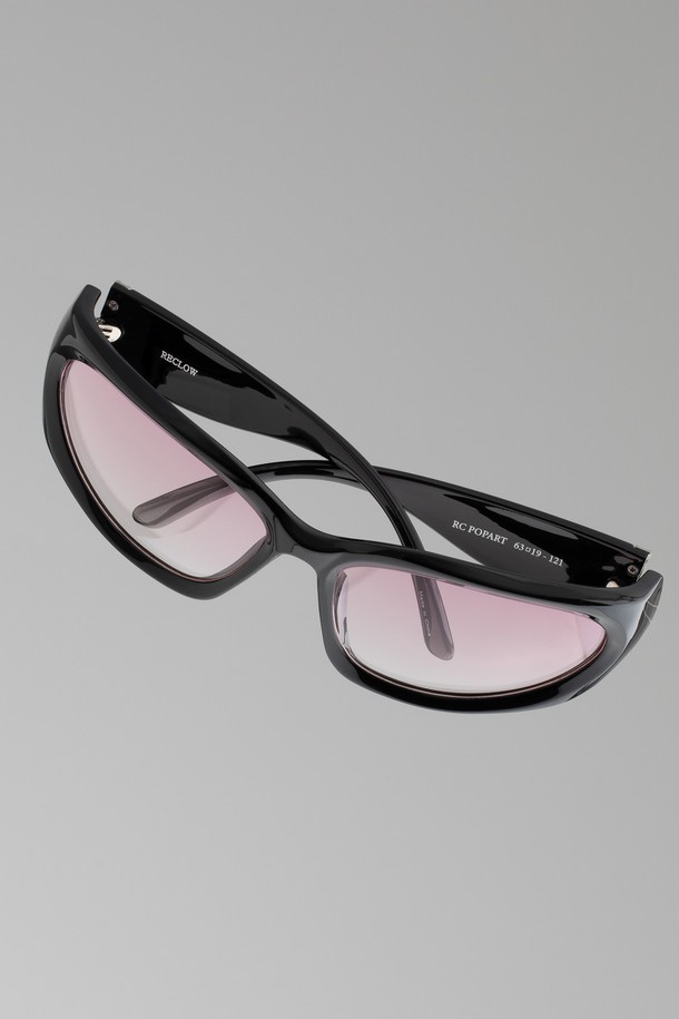 POPART 선글라스 6 COLOR는 패션, 여행, 낚시, 사진 촬영 등 다양한 용도로 활용 가능한 선글라스입니다. 블랙 블루, 그린 옐로우, 핑크 크리스탈 등 3가지 세련된 컬러로 출시되었으며, 폴리카보네이트 소재를 사용하여 제작되었습니다. UV400 렌즈를 통해 99.9% 자외선 차단 기능을 제공하여 눈을 안전하게 보호하며, 고글형 디자인으로 스포티, 캐주얼, 리조트룩 스타일을 연출하기 좋습니다. 무게는 36.2g이며, 케이스와 렌즈 클리닝 천이 함께 제공됩니다.
