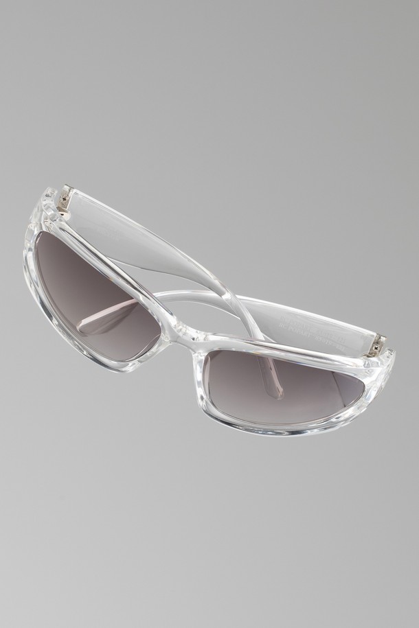 파 팝 아트 선글라스 6 컬러는 패션, 여행, 낚시, 사진 촬영 등 다양한 용도로 활용하기 좋은 선글라스입니다. 블랙 블루, 그린 옐로우, 핑크 크리스탈 3가지 다채로운 컬러로 출시되어 개성 있는 스타일을 연출할 수 있습니다. 폴리카보네이트 소재의 가볍고 튼튼한 프레임과 UV400 렌즈가 99.99% 자외선을 차단하여 눈을 안전하게 보호합니다. 고글형 디자인과 크리스탈 프레임이 트렌디함을 더하며, 조절 가능한 핏으로 편안한 착용감을 제공합니다. 여행룩, 휴가룩, 여름 바캉스룩 등 다양한 TPO에 캐주얼, 리조트, 스포티한 스타일을 더해 보세요. 케이스와 렌즈 클리닝 천이 함께 제공되어 실용성을 높였습니다.
