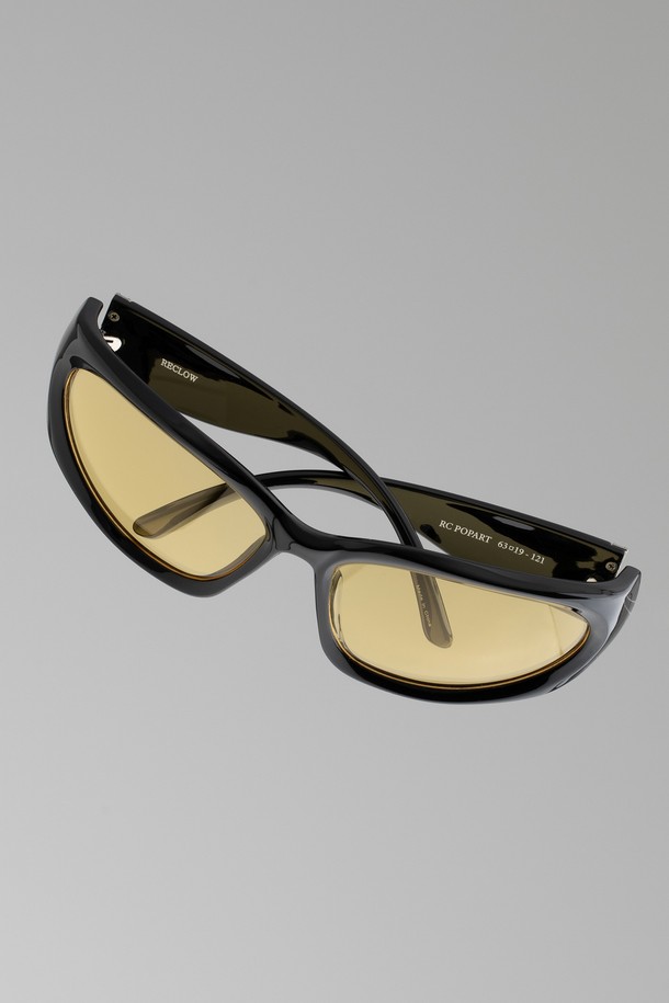 POPART 선글라스 6 컬러는 남녀 모두 착용 가능한 패션 선글라스입니다. 블랙 블루, 그린 옐로우, 핑크 크리스탈 3가지 색상으로 제공되며, 폴리카보네이트 소재의 경량 프레임과 UV400 렌즈로 99.99% 자외선을 차단하여 눈을 보호합니다. 고글형 트렌디 디자인으로 여행, 휴가, 여름 바캉스룩과 캐주얼, 미니멀, 스포티 스타일 연출에 적합하며, 무도수 렌즈를 사용하여 시력에 관계없이 착용할 수 있습니다. 선글라스 케이스와 렌즈 클리닝 천이 포함되어 있으며, 무게는 36.2g입니다.
