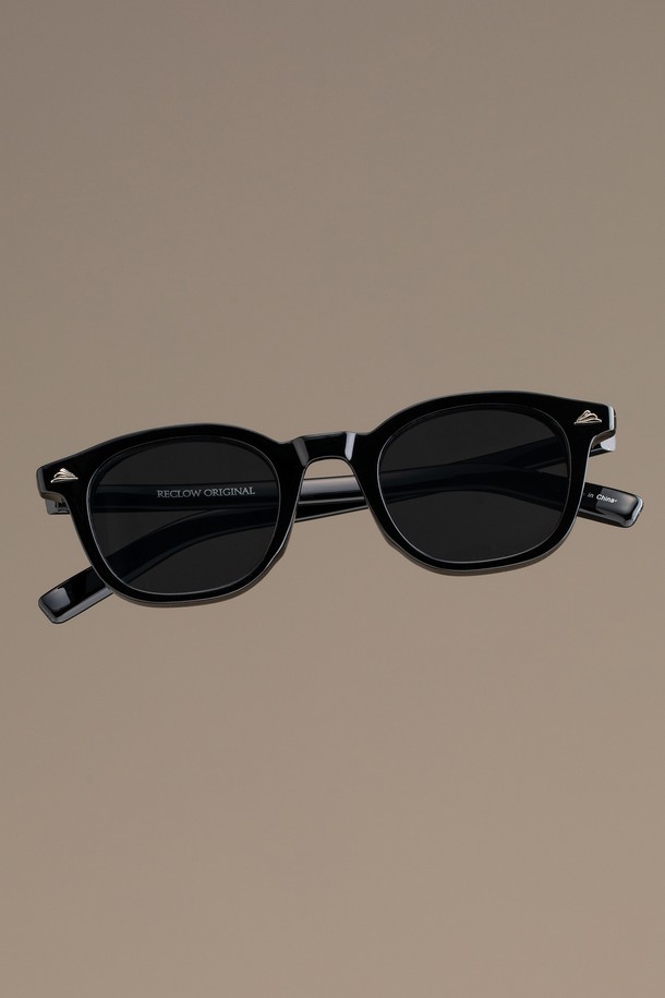 와이린 블랙 선글라스 3 컬러는 미니멀한 스타일의 선글라스입니다. 블랙, 그린, 오렌지 세 가지 색상으로 출시되었으며, 모든 얼굴형에 잘 어울리는 디자인입니다. TR (열가소성) 소재로 제작되어 편안한 착용감을 제공하며, 자외선 차단 기능을 갖추어 눈 건강을 보호합니다. 윙포인트 디자인으로 포인트를 더했고, 무도수 렌즈가 포함되어 있습니다. 선글라스와 함께 케이스 및 렌즈 클리닝 천이 제공됩니다.
