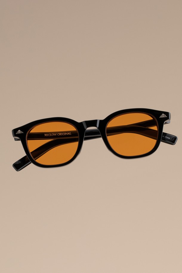 와이린 블랙 선글라스 3컬러는 미니멀하고 트렌디한 스타일을 추구하는 분들을 위한 선글라스입니다. 블랙, 그린, 오렌지 3가지 컬러로 출시되어, 여행룩과 클래식 스타일에 잘 어울립니다. TR 소재로 제작되어 편안한 착용감을 제공하며, 윙 포인트 디테일과 미니멀 디자인이 돋보입니다. 모든 얼굴형에 잘 어울리도록 디자인되었으며, 자외선 차단 기능을 갖춰 눈 건강을 보호합니다. 선글라스 케이스와 렌즈 클리닝 천이 함께 구성되어 실용성을 더했습니다.
