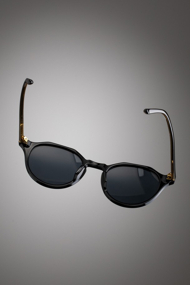 와이린 레드 선글라스 3 컬러는 미니멀한 디자인에 다양한 스타일을 소화할 수 있는 선글라스입니다. 블랙, 그린, 오렌지 3가지 색상으로 출시되어, 여행룩이나 휴가룩에 포인트를 더할 수 있습니다. 가볍고 탄성이 좋은 TR 소재와 메탈 소재를 사용하여 편안한 착용감을 제공하며, UV400 렌즈로 99.99% 자외선 차단 기능을 갖춰 눈 건강을 보호합니다. 케이스와 클리닝천이 함께 제공되어 더욱 실용적입니다. 일상 속에서 세련된 스타일을 연출해보세요.
