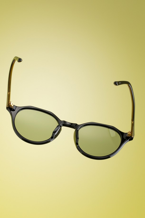 Yleen (와이린) RED 선글라스 3 COLOR는 TR과 Metal 소재로 제작된 공용 선글라스입니다. Black Green, Orange 두 가지 컬러로 출시되었으며, UV 차단 및 경량 기능을 제공하여 일상생활에서 편안하게 착용할 수 있습니다. 미니멀한 디자인에 브랜드 프린트와 포인트 장식이 더해져 세련된 스타일을 연출하며, 여행룩과 휴가룩에 잘 어울립니다. 유니버설 프레임 형태에 비처방 렌즈가 포함되어 있으며, 케이스와 렌즈 클로스가 함께 제공됩니다. 또한 수동으로 프레임 조절이 가능하여 더욱 편안한 착용감을 선사합니다.
