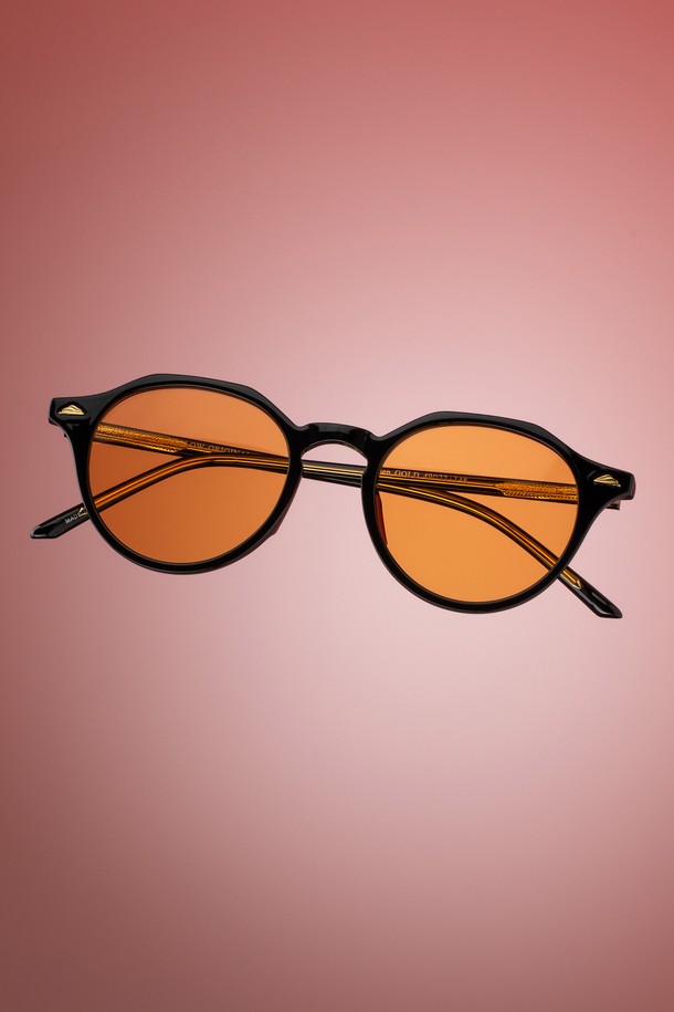 와이린 레드 선글라스 3 컬러는 트렌디하고 미니멀한 스타일의 선글라스입니다. 오렌지, 블랙, 그린 3가지 컬러로 출시되어 다양한 스타일링에 활용하기 좋습니다. TR과 메탈 소재로 제작되어 가볍고 편안한 착용감을 제공하며, UV 차단 기능으로 눈 건강을 보호합니다. 일상, 여행룩, 휴가룩 등 다양한 TPO에 매치하기 좋으며, 미니멀, 클래식, 캐주얼 스타일을 연출할 수 있습니다. 99.99% UV 차단율을 자랑하며, 렌즈 클리닝 천과 케이스가 포함되어 실용적입니다.
