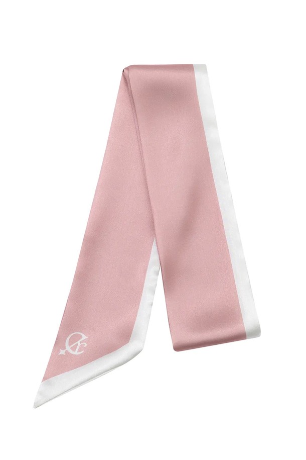 MOON 롱 스카프는 블랙, 핑크, 아이보리 3가지 컬러로 출시되어, 미니멀한 스타일을 선호하는 여성분들을 위한 데일리 아이템입니다. 폴리에스테르 소재로 제작되어 사계절 내내 착용 가능하며, 시그니처 로고 디자인이 돋보입니다. 롱 사이즈로 다양한 스타일링을 연출할 수 있으며, 트렌디한 감각을 더해줍니다.
