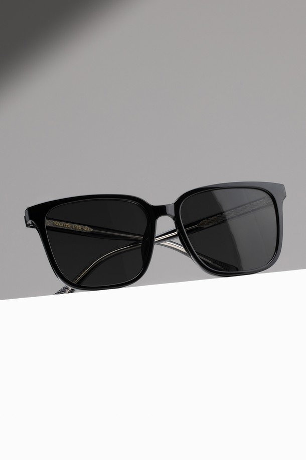 TR LOW NO.3 썬글라스 3 컬러는 일상, 여행룩, 휴가룩에 어울리는 모던하고 컨템포러리한 스타일의 선글라스입니다. 고탄성 TR(티알) 소재와 METAL(메탈) 소재의 조합으로 제작되었으며, 블랙 컬러로 시크하고 미니멀한 디자인을 자랑합니다. UV400 렌즈를 사용하여 99.9% 자외선 차단 기능을 제공하여 눈 건강을 보호합니다. R 로고 디자인 장식으로 포인트를 더했으며, 안경 케이스와 클리닝 천을 함께 제공하여 실용성을 높였습니다.
