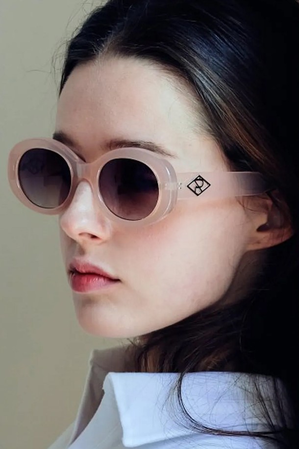 CREAM NO.1 (크림 넘버원) 선글라스는 블랙, 화이트, 코코아 핑크 4가지 컬러로 출시되어, 당신의 스타일에 개성을 더해줄 아이템입니다. 폴리카보네이트와 메탈 소재로 제작되어 튼튼하며, 유니크한 디자인에 R 로고 장식이 돋보입니다. UV 400 선블록 렌즈를 사용하여 99.9% 자외선 차단 기능을 제공하여 일상생활에서 눈을 안전하게 보호해 줍니다. 미니멀하고 클래식한 스타일로 다양한 룩에 매치하기 좋으며, 케이스 및 렌즈 클리너가 함께 제공됩니다. 기본 렌즈는 도수 없는 렌즈로, 광학 매장에서 시력에 맞춰 조절 가능합니다.
