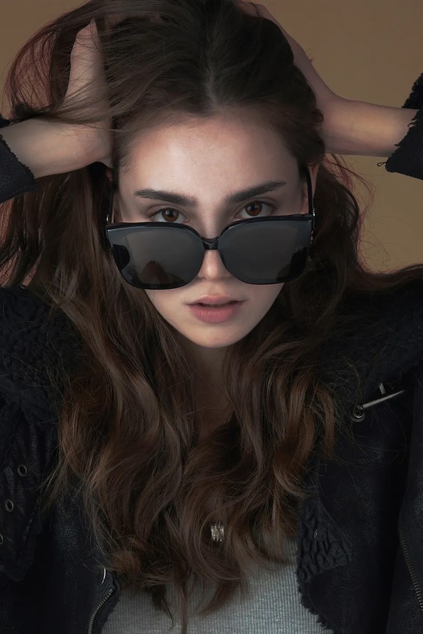 아세테이트 E-SANG SUNGLASS 선글라스는 블랙/화이트, 그린/오렌지 2가지 컬러로 출시되었으며, 모든 얼굴형에 잘 어울리는 박스형 디자인입니다. 탄성과 내구성이 뛰어난 아세테이트 소재와 고품질 CR-39 렌즈를 사용하여 편안한 착용감을 제공하며, UV 차단 기능과 가벼운 무게로 눈의 피로도를 줄여줍니다. 구성품으로는 안경 케이스와 렌즈 클리닝 천이 포함되어 있습니다.
