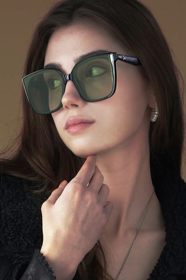 아세테이트 E-SANG SUNGLASS 선글라스는 블랙/화이트, 그린/오렌지 2가지 컬러로 출시된 공용 선글라스입니다. 모든 얼굴형에 적합한 박스형 디자인이며, UV 차단 기능과 경량 아세테이트 소재를 사용하여 편안한 착용감을 제공합니다. 탄력적이고 내구성이 뛰어난 파손 방지 프레임으로 제작되었으며, 안경 케이스와 렌즈 클리닝 천을 함께 제공합니다.
