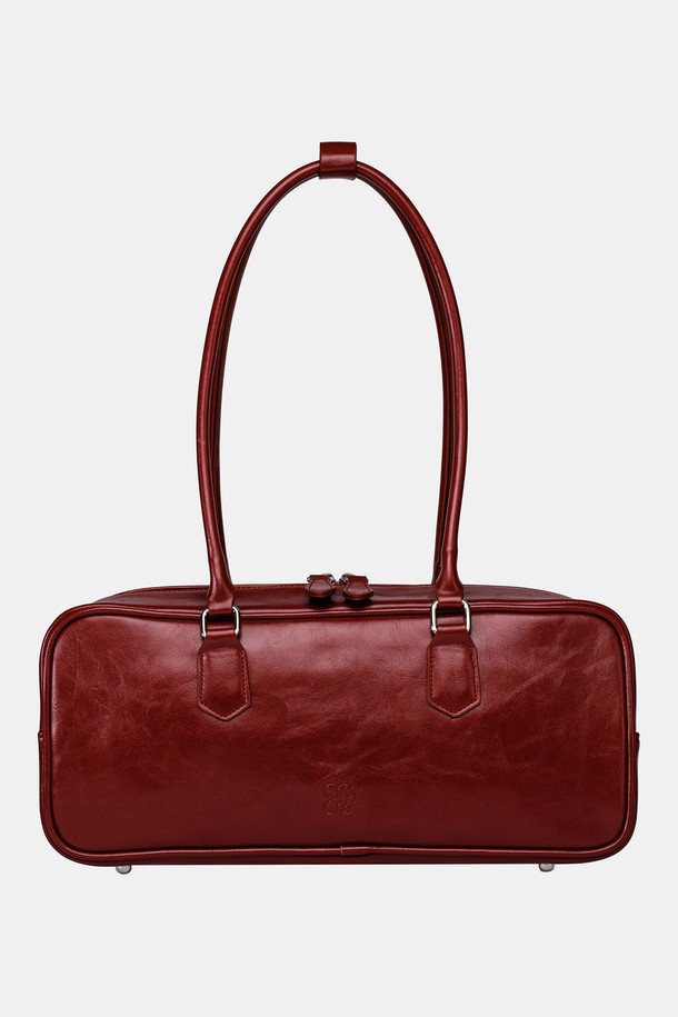 SIO 바게트 백 레드는 클래식하고 베이직한 스타일을 선호하는 여성분들을 위한 데일리 백입니다. 미디엄 사이즈의 사각 쉐입으로, 로고 디테일과 바닥 장식이 돋보이는 디자인입니다. 부드러운 광택감의 합성가죽과 면 소재를 사용했으며, 내부 지퍼 포켓과 실용적인 수납공간, 가벼운 착용감을 제공합니다. 마그네틱형 잠금 방식으로 편리하게 사용할 수 있으며, 스트랩 길이는 고정되어 있습니다. 쇼핑룩이나 모임룩에 매치하여 미니멀하고 캐주얼한 스타일을 연출해보세요.
