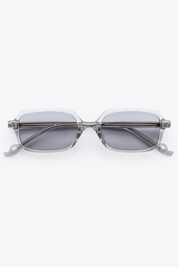 FINN 선글라스 3 COLOR는 남녀 모두 착용 가능한 미니멀하고 모던한 스타일의 스퀘어형 선글라스입니다. 블랙과 크리스탈 두 가지 색상으로 출시되었으며, TR소재 프레임으로 제작되어 가볍고 고탄성으로 편안한 착용감을 제공합니다. UV 차단 기능으로 자외선으로부터 눈을 보호하며, 데이트룩, 여행룩, 모임룩 등 다양한 TPO에 활용 가능합니다. 슬림한 프레임 디자인은 클래식, 시크한 스타일을 연출하며, 처방 렌즈 교체도 가능합니다. 렌즈 클리닝 천과 케이스가 함께 제공됩니다.
