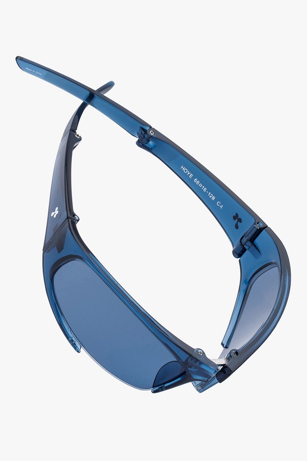 HOYE 선글라스 5 COLOR는 일상 및 스포츠 활동에 적합한 선글라스입니다. 플라스틱 소재로 제작되었으며, 스포티하고 캐주얼한 스타일을 연출합니다. 랩어라운드 스타일의 블루 컬러 무지 디자인으로, 자외선(UV)을 효과적으로 차단해 줍니다. 봄, 여름 시즌에 착용하기 좋으며, 스포티한 디자인이 특징입니다. 선글라스 프레임으로 스타일리시함을 더했습니다.
