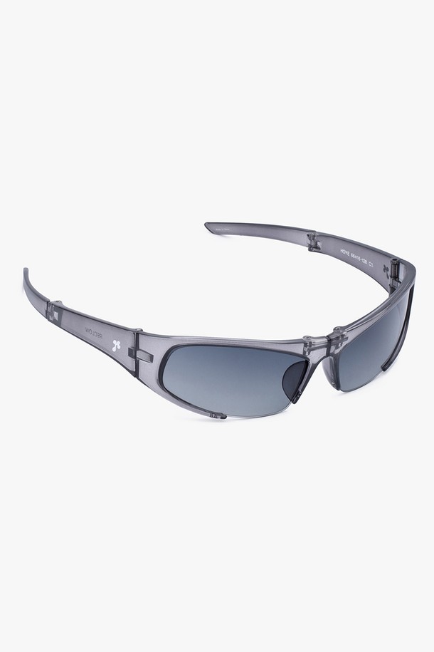 HOYE SUNGLASS (HOYE 선글라스) 5 COLOR는 일상과 스포츠 활동에 모두 적합한 공용 선글라스입니다. 블랙, 그레이 2가지 색상으로 제공되며, 봄, 여름 계절에 착용하기 좋습니다. 플라스틱 소재로 제작되었으며, 스포티하고 캐주얼한 스타일을 연출합니다. 자외선 차단 기능이 있으며, 렌즈 일체형과 스포티한 디자인, 프레임 디자인이 특징입니다.
