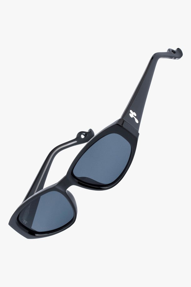 HARVEY 선글라스 4 COLOR는 남녀 모두 착용 가능한 유니섹스 선글라스입니다. 미니멀, 모던, 시크한 스타일을 추구하며, 여행룩과 휴가룩에 잘 어울립니다. 블랙, 브라운 그린, 매트 블랙 3가지 색상으로 출시되었으며, TR소재와 UV400 렌즈를 사용하여 99.99% 자외선 차단 기능을 제공합니다. 오벌 프레임과 라이징 엔드피스 디자인, 무지 패턴으로 세련된 멋을 더했습니다. 고탄성, 경량 디자인으로 편안한 착용감을 선사하며, 다양한 얼굴형에 잘 어울립니다.
