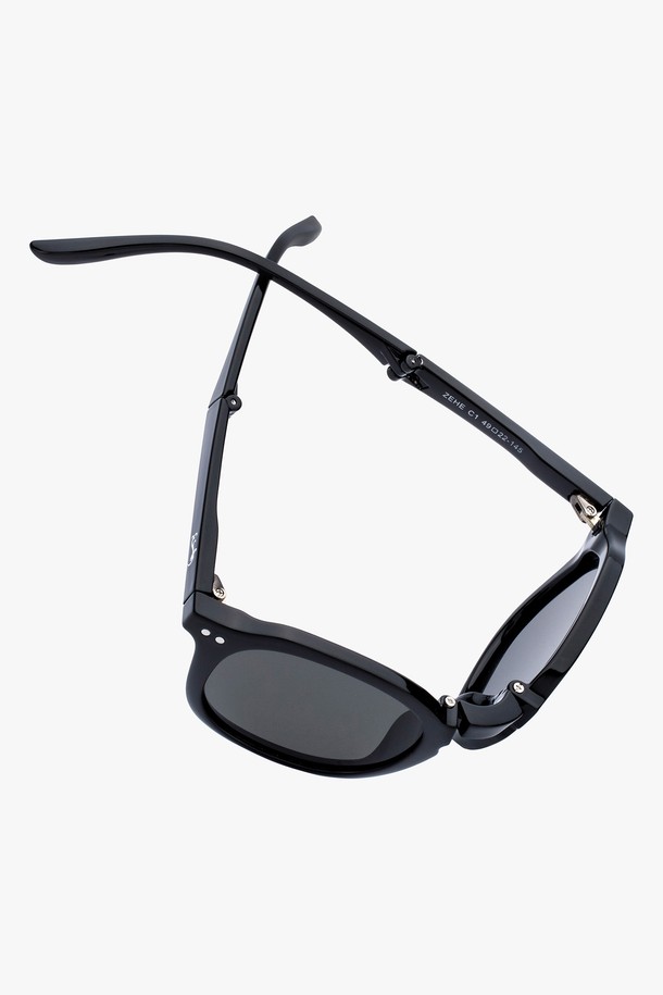 ZEHE 선글라스 블랙은 미니멀하고 베이직한 스타일의, 일상에서 착용하기 좋은 선글라스입니다. 봄, 여름 계절에 어울리는 이 선글라스는 오버사이즈 프레임과 블랙 컬러, 무지 디자인으로 시크한 매력을 더합니다. 플라스틱 소재로 제작되었으며, 자외선 차단 기능이 있어 눈을 보호해 줍니다. 휴가룩, 여행룩 등 다양한 TPO에 활용 가능하며, 캐주얼, 클래식, 미니멀 스타일을 즐기는 분들께 추천합니다.
