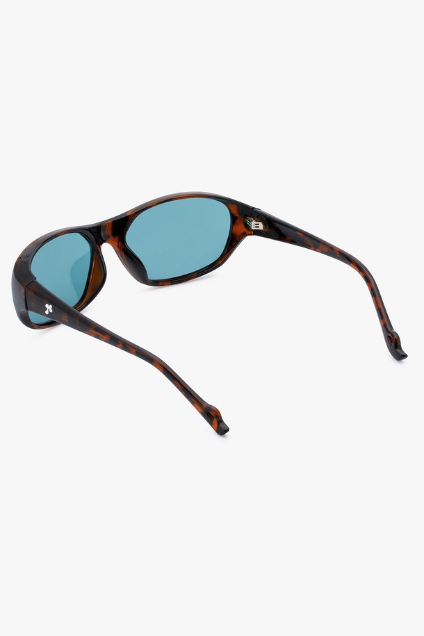 CORA SUNGLASS (3 컬러)는 미니멀하고 시크한 스타일을 추구하는 공용 선글라스입니다. Black과 Matte Black 두 가지 색상으로 출시되었으며, TR 소재로 제작되어 튼튼합니다. 고글 스타일 프레임과 두꺼운 림 디자인, 유선형 디자인이 사이버 무드를 연출하며, 클로버 형태를 기반으로 한 부드러운 곡선이 특징입니다. UV 차단 기능을 제공하여 일상생활에서 눈을 보호해주며, 선글라스 케이스와 렌즈 클리닝 천이 함께 구성되어 더욱 실용적입니다.
