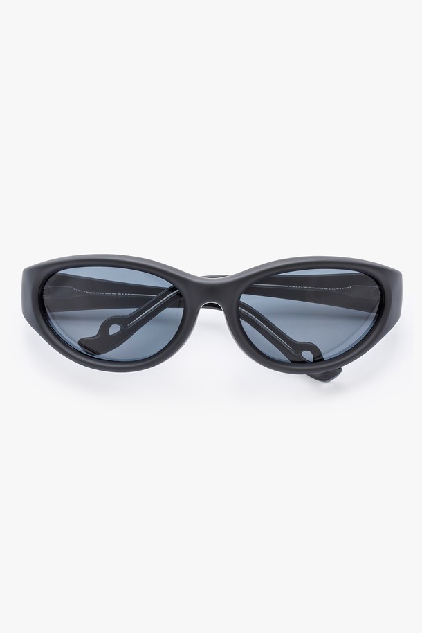 MUTO 선글라스 4 COLOR는 미니멀하고 스포티한 스타일을 완벽하게 담아낸 선글라스입니다. 고탄성과 내구성이 뛰어난 TR소재를 사용하여 제작되었으며, UV차단 및 자외선차단 기능을 제공하여 일상생활은 물론 여행이나 휴가 시에도 유용합니다. 블랙, 매트 블랙, 그린, 블루 4가지 세련된 컬러로 출시되었으며, 볼드한 고글 프레임과 볼륨감 있는 랩어라운드 스타일, 미니멀한 디자인이 특징입니다. 각 선글라스는 케이스와 렌즈 클리닝 천을 함께 제공하여 편리하게 사용할 수 있습니다.
