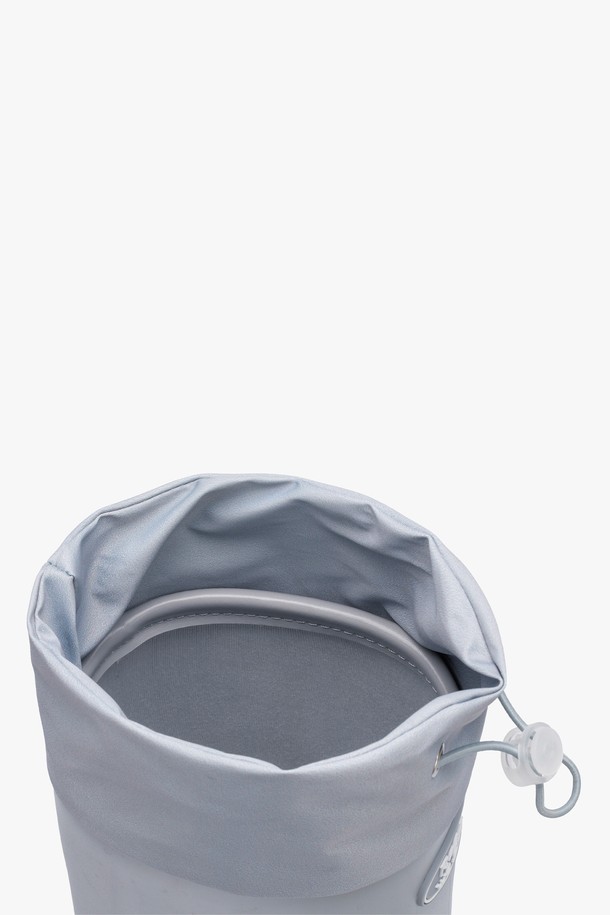 HOU 롱 레인 부츠는 5가지 다채로운 컬러(블랙, 브라운, 그레이, 아이보리, 레몬)로 출시되어 넉넉한 선택지를 제공합니다. 일상과 우천 시 모두 활용 가능한 이 부츠는 5cm 통굽 디자인과 셔링 탑라인으로 캐주얼하면서도 미니멀한 스타일을 연출합니다. 논슬립 아웃솔과 넓은 아웃솔 디자인으로 미끄럼 방지 기능을 갖췄으며, 방수 소재(PVC)와 커프 디테일로 실용성을 더했습니다. 부츠와 함께 더스트백이 포함되어 보관 또한 용이합니다.
