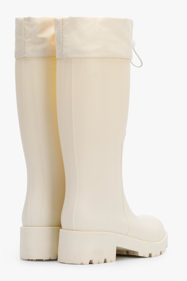 HOU LONG (호우 롱) 레인 부츠 5 컬러는 여성 고객을 위한 롱부츠 스타일의 레인부츠입니다. 라운드 앞코에 5cm 청키힐을 적용하여 편안함과 스타일을 동시에 잡았으며, 블랙, 브라운, 그레이, 아이보리, 레몬 5가지 다채로운 색상으로 폭넓은 선택지를 제공합니다. 발볼이 넓게 디자인되어 편안한 착용감을 선사하며, 셔링 탑라인과 무지 디자인으로 어떤 옷차림에도 쉽게 매치할 수 있습니다. 미끄럼 방지 아웃솔과 다리 근육 피로도 감소 디자인으로 기능성을 높였으며, 먼지주머니와 로고 디테일을 더해 소장 가치를 더했습니다. 일상, 여행, 겨울 데일리룩 등 다양한 TPO에 캐주얼, 미니멀, 클래식 스타일을 연출하기 좋습니다.
